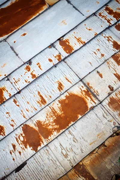 Velho telhado de lata enferrujado — Fotografia de Stock