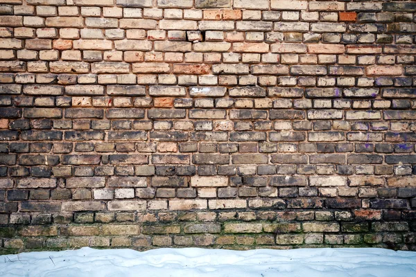 Gelbe Ziegelmauer und Schnee — Stockfoto