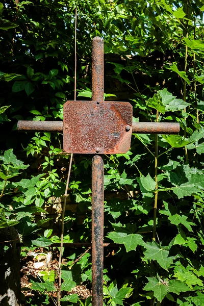 Starý rezavý kříž — Stock fotografie