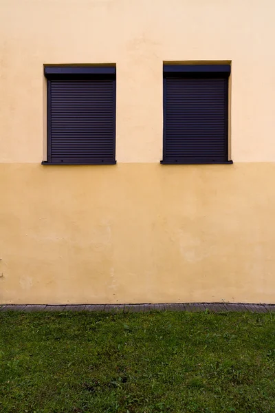 Moderne gelbe Straßenmauer — Stockfoto