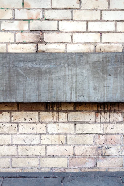 Кирпичная стена с бетонными деталями — стоковое фото