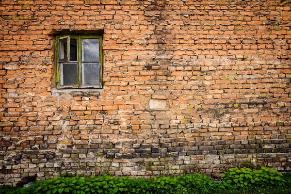Bakstenen muur en raam — Stockfoto
