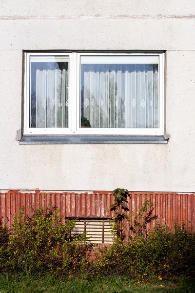 Verwitterte Straßenmauer Mit Fenster Hintergrund Der Architektur — Stockfoto