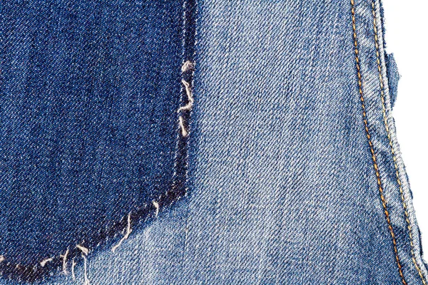 一条蓝色牛仔裤面料 背袋撕破 白色背景隔离 粗糙而不均匀的边缘 斜纹织物撕破 — 图库照片