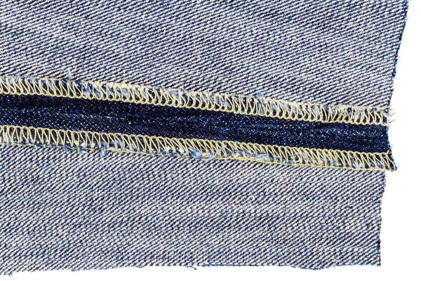 蓝色牛仔裤的面料在白色背景上是孤立的 粗糙而不均匀的边缘 牛仔裤撕破 面料的反面 — 图库照片