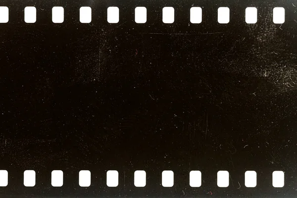 ほこりっぽい35Mmフィルムの質感や表面 白地に隔離されたカメラフィルム — ストック写真