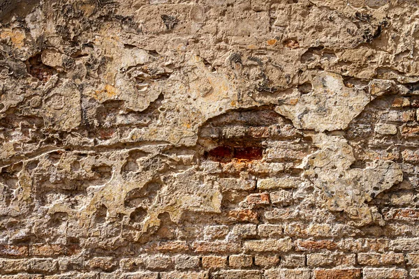 旧砖和灰泥墙纹理背景 漆成痛苦的墙壁表面 被损坏的灰泥覆盖的凌乱建筑立面 — 图库照片