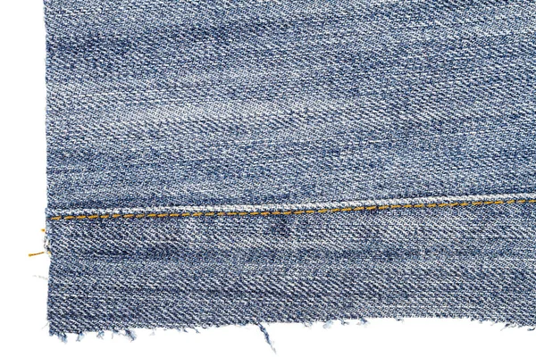 Pezzo Tessuto Jeans Blu Isolato Sfondo Bianco Bordi Irregolari Grezzi — Foto Stock