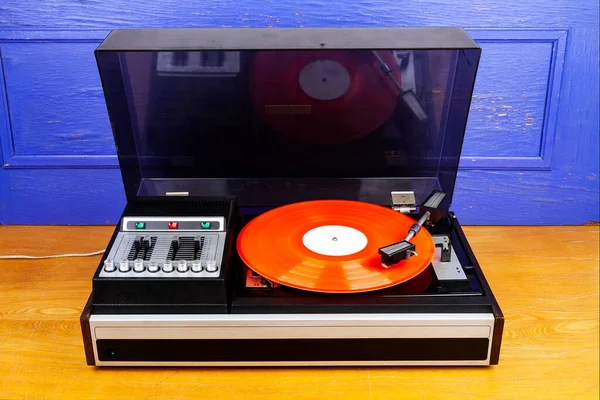 Vintage Lemezjátszó Lemez Lejátszó Piros Vinil Asztalon Kék Fal — Stock Fotó