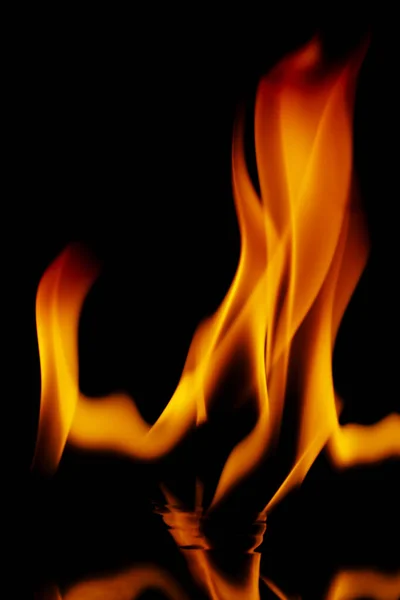 Brand Vlammen Geïsoleerd Een Zwarte Achtergrond — Stockfoto