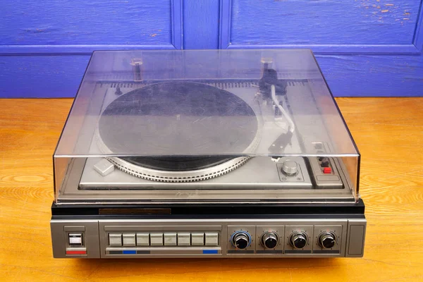 Vintage Lemezjátszó Lemez Lejátszó Porvédővel Asztalon Kék Fal — Stock Fotó