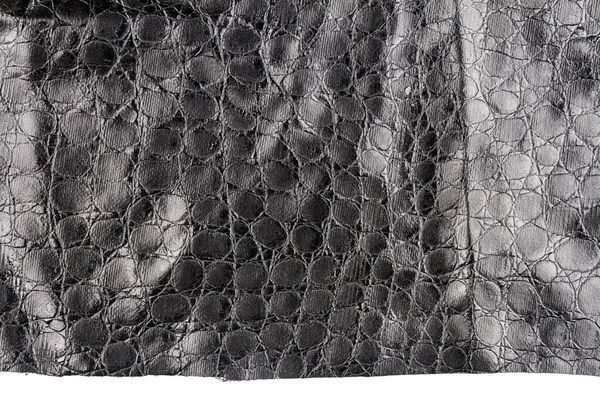 白い背景に隔離された黒い人工皮革のピース 偽ワニ皮 — ストック写真