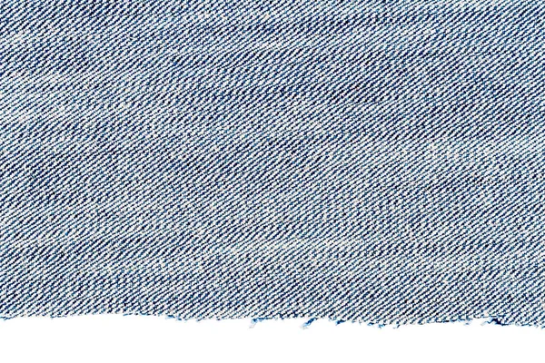 白い背景に隔離された青いジーンズ生地のピース 凹凸のあるエッジ デニムパンツが裂けた 生地の裏側 — ストック写真