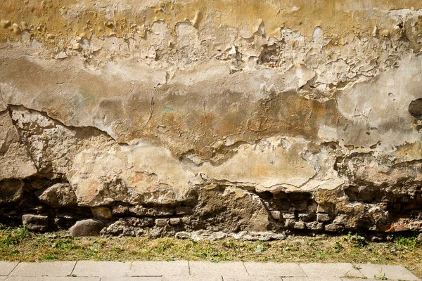 Antiguo Yeso Amarillo Pared Ladrillo Con Hierba Verde Debajo Fondo — Foto de Stock