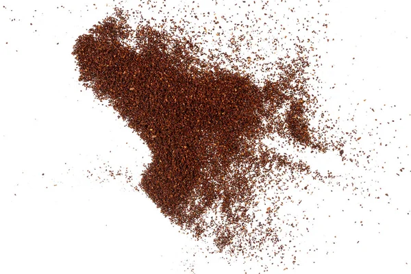 Stapel Verse Gemalen Koffie Geïsoleerd Witte Achtergrond — Stockfoto