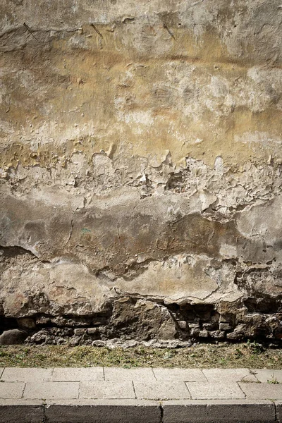 Vecchio Intonaco Giallo Muro Mattoni Con Erba Verde Sotto Dettaglio — Foto Stock