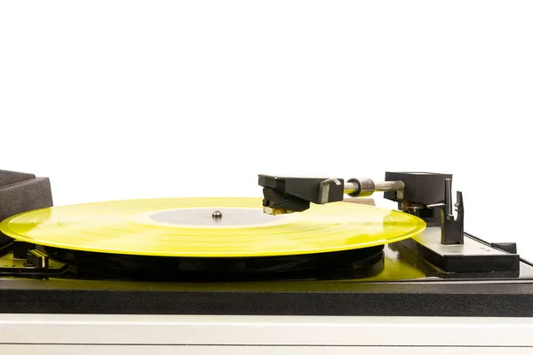 レコードの上にターンテーブル針を閉じます 曲を演奏するターンテーブル 黄色のレコードを回転以上のスタイラス — ストック写真