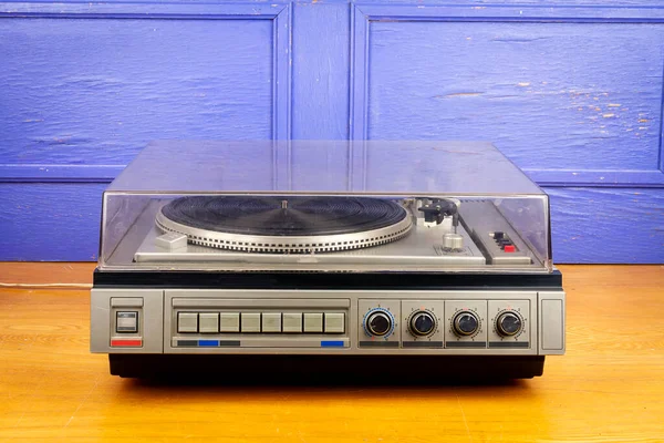 Vintage Turntable Vinyl Record Player Dust Cover Table Blue Wall — Stock Photo, Image