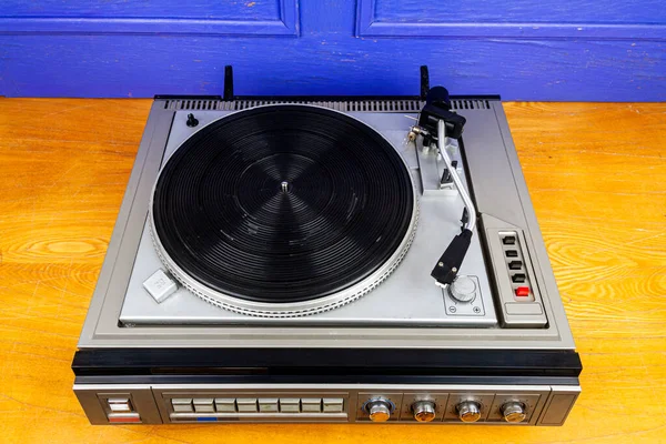 Vintage Gramofon Winylowy Gramofon Stole Przez Niebieską Ścianę — Zdjęcie stockowe