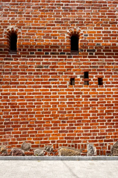 Yıpranmış Tuğlalardan Kaldırımdan Eski Bir Duvar — Stok fotoğraf