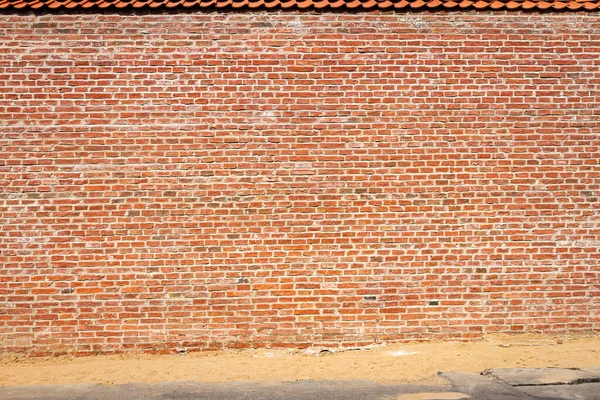 レンガと歩道の古い風化壁 — ストック写真