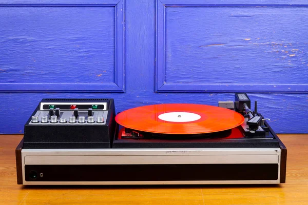 Reproductor Vintage Vinilo Giratorio Con Vinilo Rojo Mesa Pared Azul — Foto de Stock