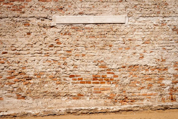 Alte Verwitterte Mauer Aus Ziegeln Und Ein Bürgersteig — Stockfoto