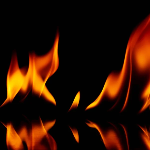 黒い背景に隔離された炎 — ストック写真
