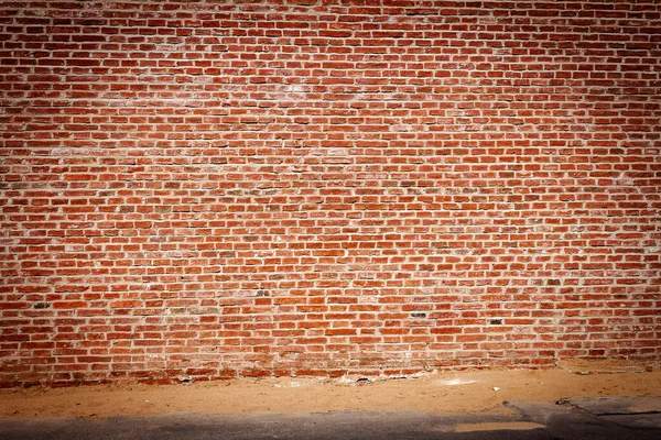 Yıpranmış Tuğlalardan Kaldırımdan Eski Bir Duvar — Stok fotoğraf