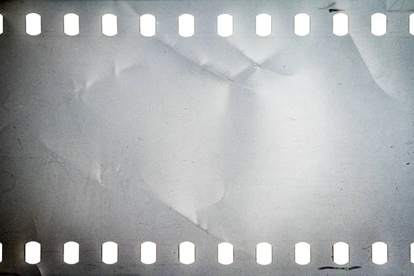 尘土飞扬的35毫米胶片质感或表面 在白色背景上隔离的透射相机膜 — 图库照片