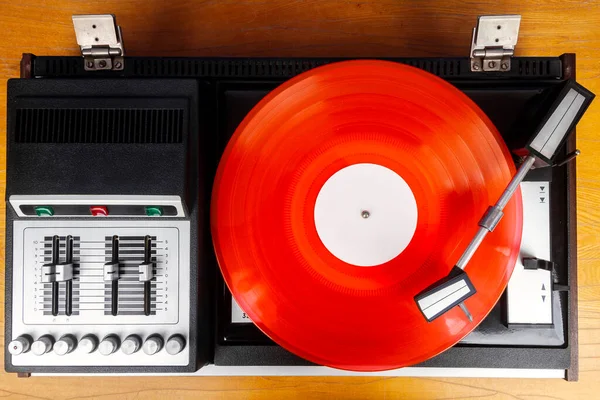 Tocadiscos Vintage Vinilo Con Vinilo Rojo Sobre Una Mesa —  Fotos de Stock