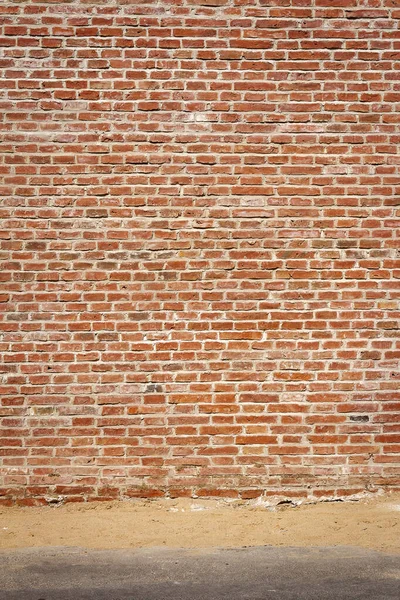 Alte Verwitterte Mauer Aus Ziegeln Und Ein Bürgersteig — Stockfoto