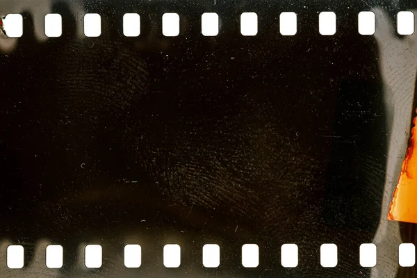 ほこりっぽい35Mmフィルムの質感や表面 白地に隔離されたカメラフィルム — ストック写真