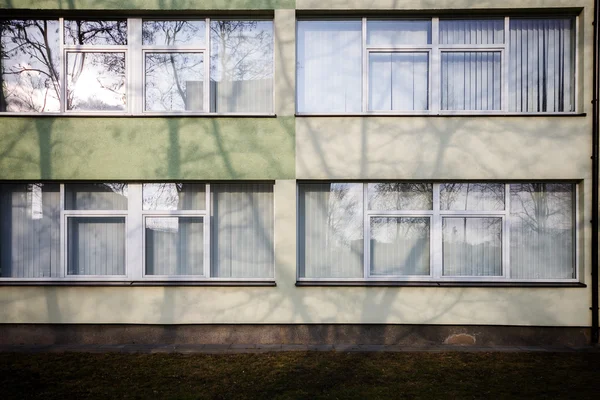 Moderne Wand mit einigen Fenstern — Stockfoto