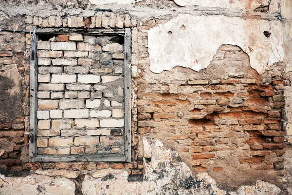 Vieux mur avec fenêtre barricadée — Photo