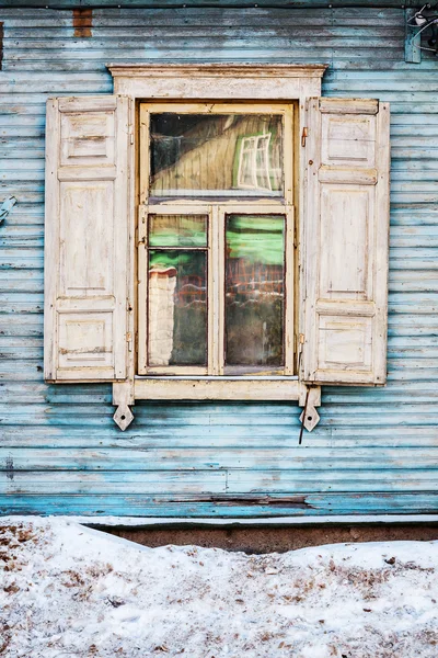墙上的旧窗口 — 图库照片