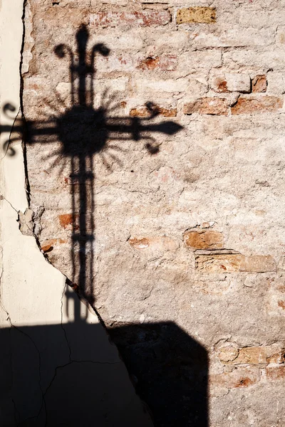 Sombra de una cruz — Foto de Stock