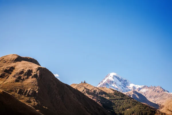 Mount Kazbek och Gergeti kyrkan — Stockfoto