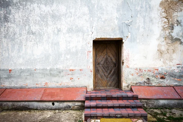 Puerta vieja y escalones de piedra — Foto de Stock