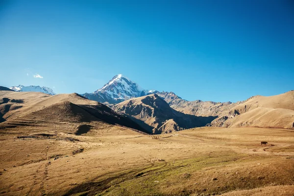 Mount Kazbek i de kaukasiska bergen — Stockfoto