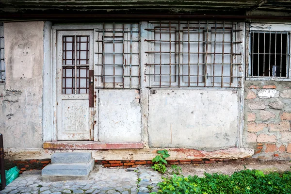 Ventana tapiada y puerta vieja —  Fotos de Stock