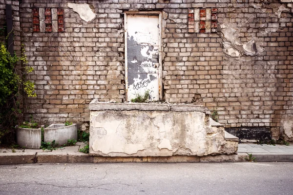 Oude deur en stappen — Stockfoto