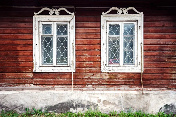 भिंतीवर जुन्या खिडक्या — स्टॉक फोटो, इमेज