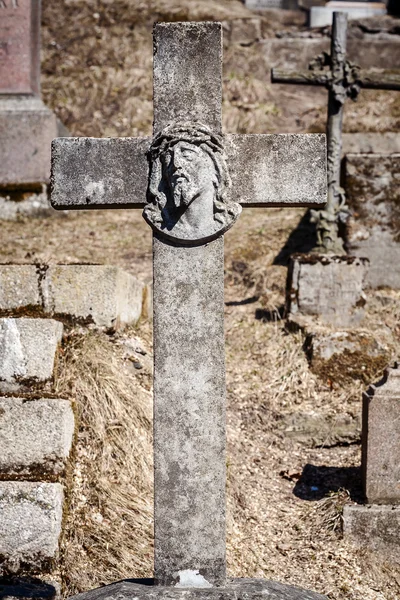 Старый бетонный крест — стоковое фото