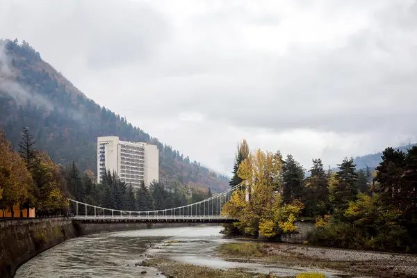 Rivière Kura avec pont à Borjomi, Géorgie — Photo