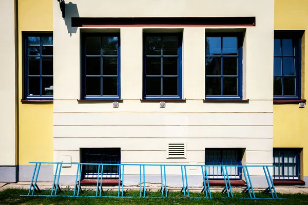 Parede moderna com algumas janelas — Fotografia de Stock