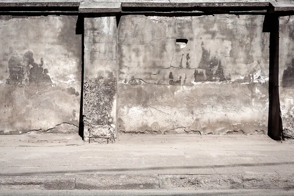 Old cracked plaster fence — Stock Photo, Image