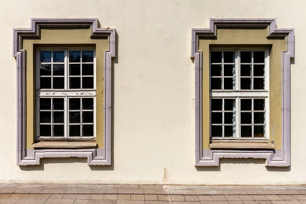 Parede com duas janelas — Fotografia de Stock