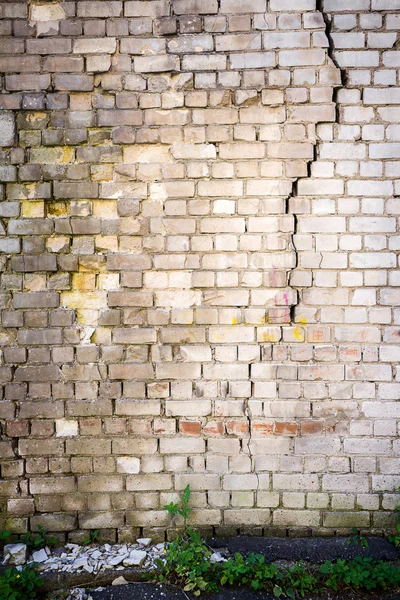 Staré popraskané bílou cihlová zeď — Stock fotografie