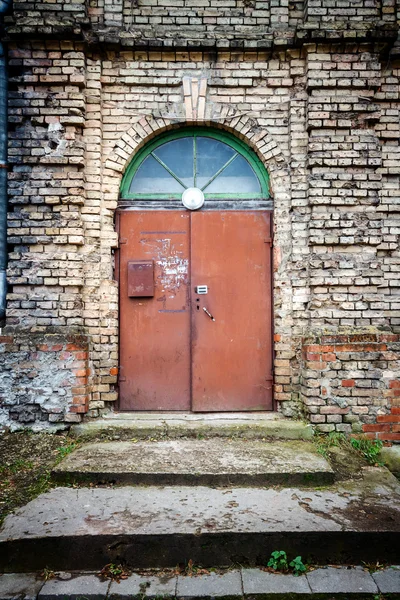 Vecchia porta e gradini — Foto Stock